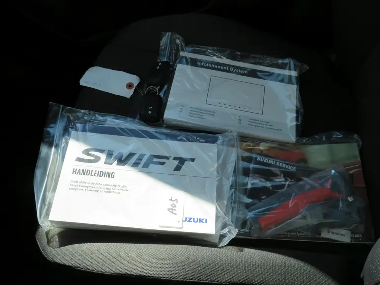 Suzuki Swift 1.2 Select Smart Hybrid, SPECIALE JUBILEUM 17 inch LM-Velgen, Stripingpakket en Shark Fin Antenne afbeelding 29