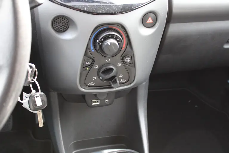 Toyota Aygo 1.0 VVT-i x-first, Camera, LM-Velgen en Dealer ondehouden! afbeelding 20
