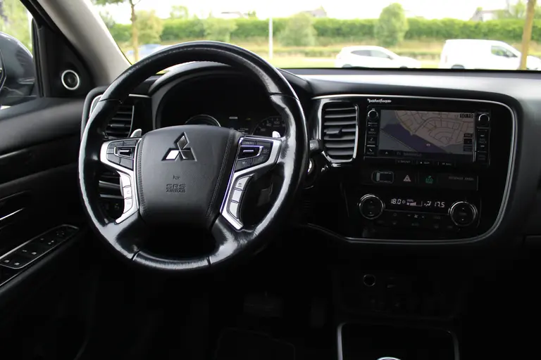Mitsubishi Outlander 2.0 PHEV instyle+ Cruise/Climate control, Trekhaak, Sch.kanteldak,  Navigatie, Camera, Parkeersensoren Hybride batterij capaciteit: 34,2 Ah. Trekgewicht 1.500 kg. afbeelding 28