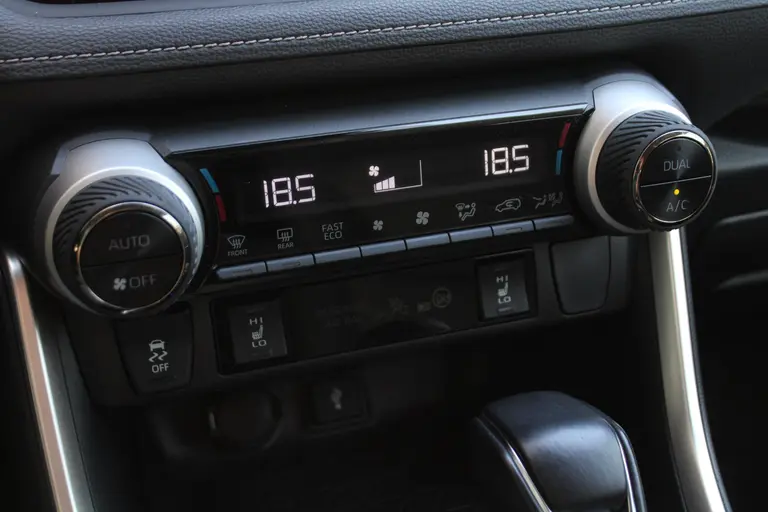 Toyota RAV4 2.5 Hybrid AWD Style 1.650 KG Trekgewicht, stuur- Camera, Parkeersensoren voor en achter afbeelding 20