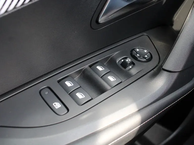 Peugeot 2008 Allure 1.2 PureTech 130PK EAT8 Automaat Navigatie, Camera Voor & Achter, Adaptieve Cruise Control, Dodehoek, Parkeersensoren afbeelding 16