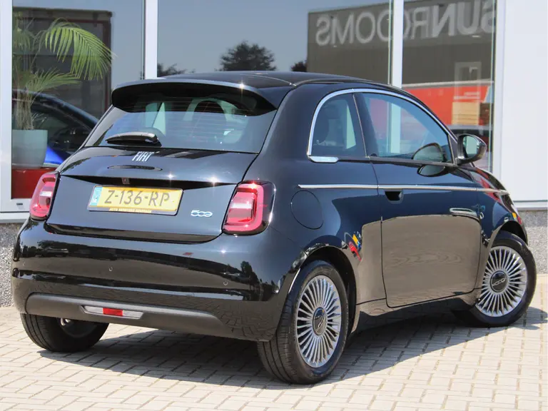 Fiat 500 42 kWh inclusief batterijtest Cruise en Climate Control, Parkeersensoren Voor en Achter, Carplay/Android Auto afbeelding 3