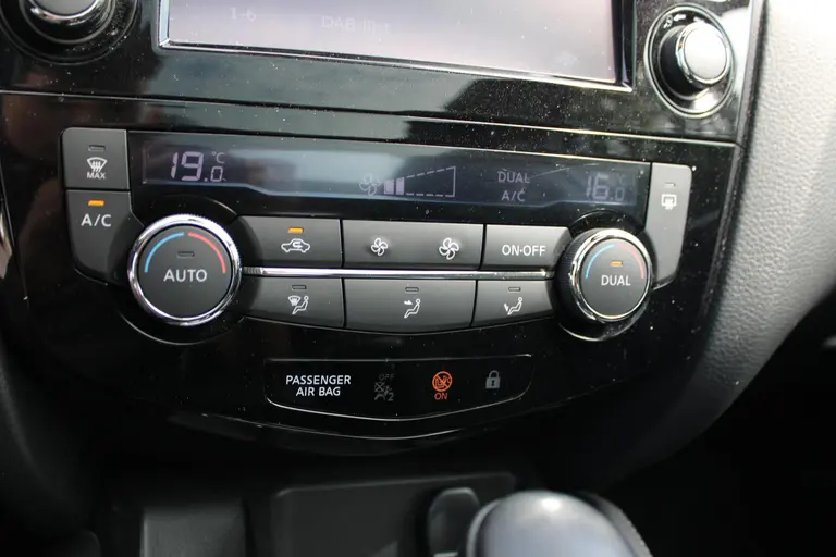 Nissan QASHQAI 1.2 Connect Edition Lage kilometerstand, Dealeronderhouden, Eerste eigenaar afbeelding 32