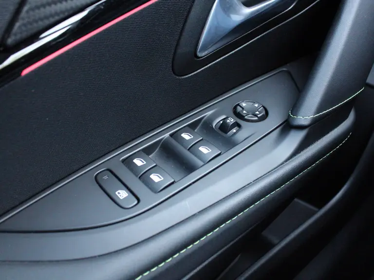 Peugeot 208 1.2 PureTech GT 100PK Navigatie, Panoramadak, Keyless start, Achteruitrijcamera, Apple CarPlay-Android Auto, Parkeersensoren voor & achter afbeelding 18