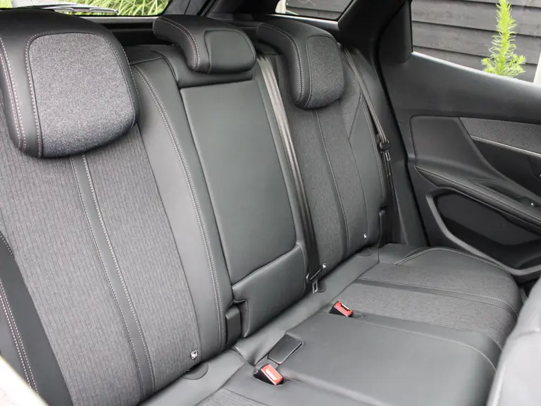 Peugeot 3008 GT Line 1.6 PureTech 180PK EAT8 Automaat Navigatie, Keyless, Achteruitrijcamera, Panoramadak, Elektrische Kofferbak afbeelding 17