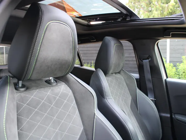 Peugeot 2008 GT Pack 1.2 PureTech 130PK EAT8 Automaat Panoramisch schuifkanteldak, Luxe Alcantara bekleding, Focal Hifi, Trekhaak afbeelding 47