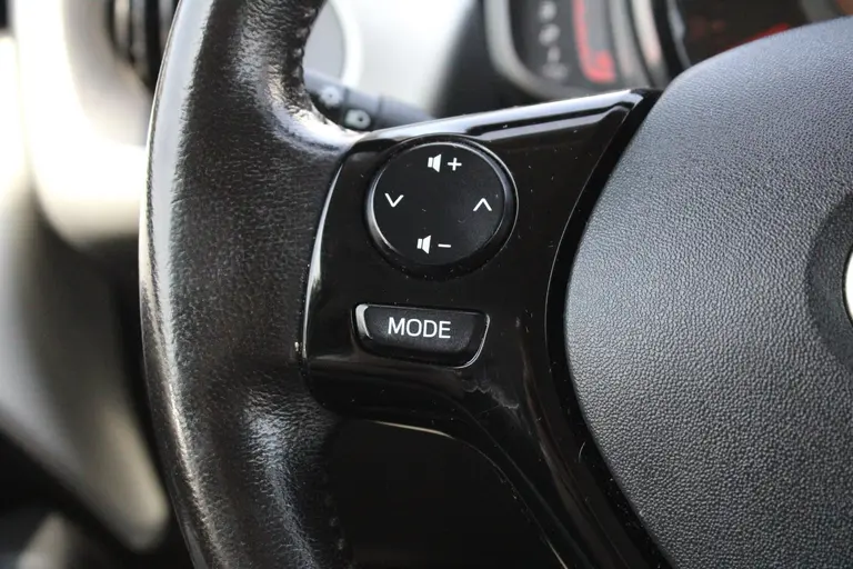 Toyota Aygo 1.0 VVT-i x-play Achteruitrijcamera, Airco, Bluetooth, Elektrische Ramen afbeelding 24