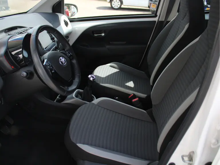 Toyota Aygo 1.0 VVT-i x-play Navigatie, Achteruitrijcamera, Carplay/Android Auto, Bluetooth, Airco afbeelding 30