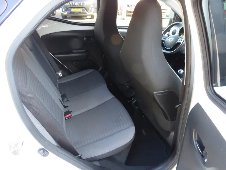 Toyota Aygo 1.0 VVT-i x-joy 1e Eigenaar, Dealer onderhouden, Achteruitrijcamera en LM-Velgen afbeelding 10