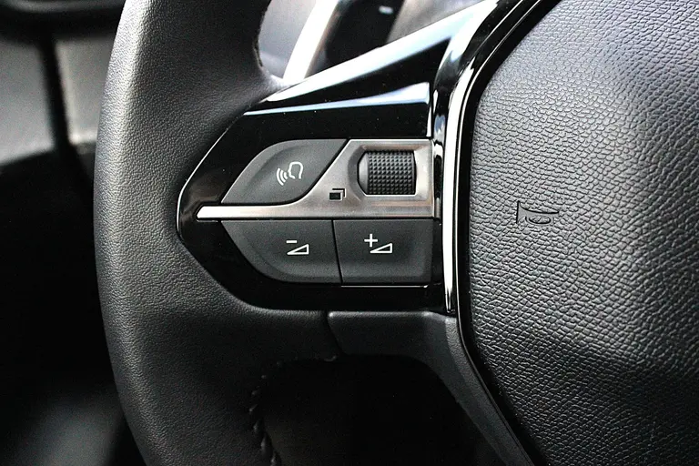 Peugeot 208 Allure 1.2 Hybrid 100PK e-DCS6 Automaat Navigatie, Achteruitrijcamera, Stoelverwarming, Adaptieve Cruise Control afbeelding 33