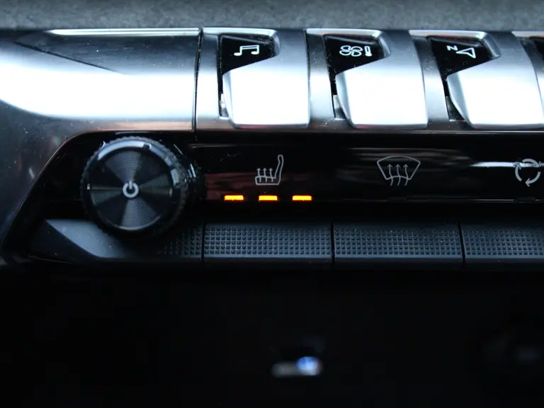Peugeot 3008 GT 1.2 PureTech 130PK EAT8 Automaat Navigatie, Achteruitrijcamera, Keyless, Stoelverwarming, Elektrische Kofferbak afbeelding 33