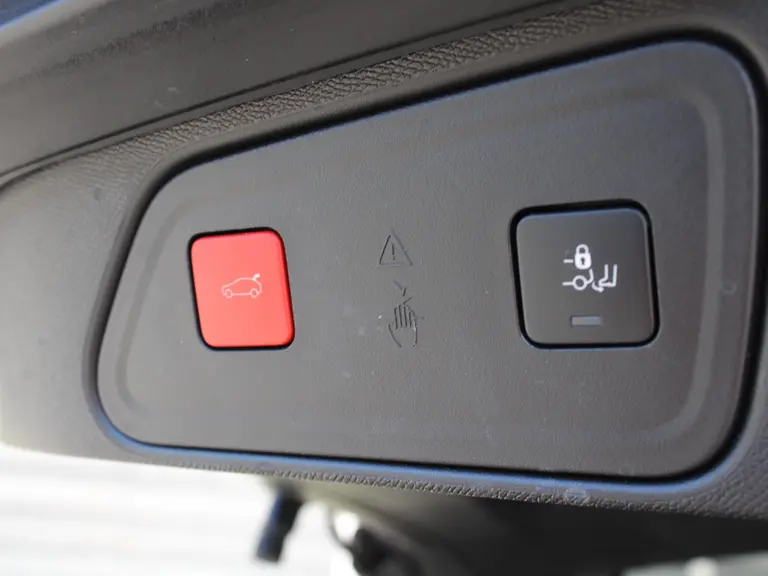 Peugeot 3008 GT 1.2 PureTech 130PK EAT8 Automaat Navigatie, Achteruitrijcamera, Keyless, Stoelverwarming, Elektrische Kofferbak afbeelding 13