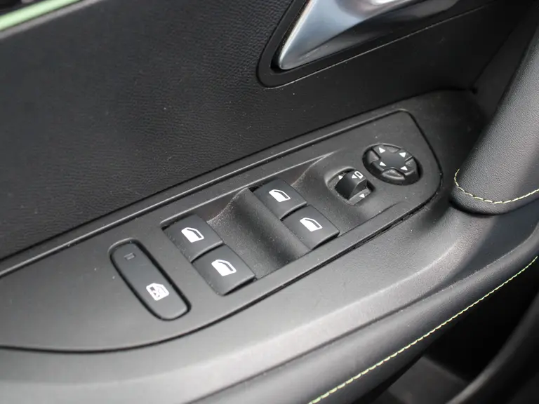 Peugeot 2008 GT-Line 1.2 PureTech 130PK Trekhaak, Navigatie, Achteruitrijcamera, Keyless Start, Parkeersensoren afbeelding 17