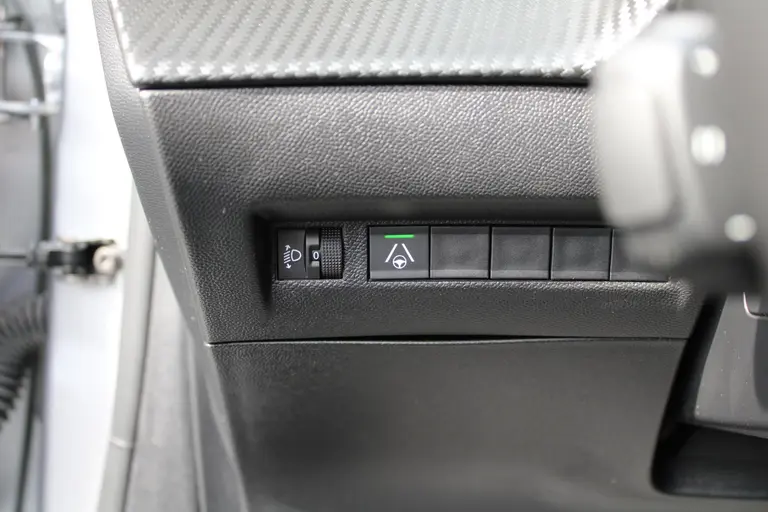 Peugeot 208 Hybrid 100 e-DCS6 Allure Automaat, Navigatie, Applecarpl./Andr. Auto, Keyless entry/Start afbeelding 15