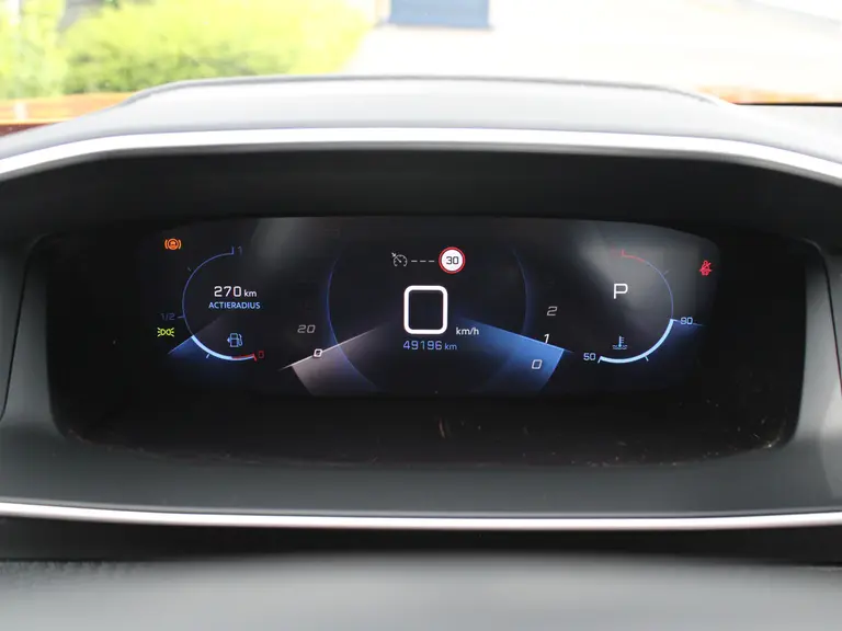 Peugeot 2008 Allure 1.2 PureTech 130PK EAT8 Automaat Navigatie, Achteruitrijcamera, Parkeersensoren, Dab, Apple Carplay. Android Auto afbeelding 17