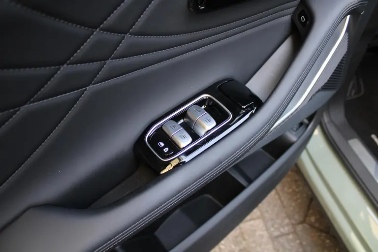 Omoda 9 SHS PHEV Premium 34,46 kWh Super Hybrid System, 20"LM velgen, Elek.schuif/kanteldak, Camera voor/achter, 1.500 kg trekgewicht afbeelding 10
