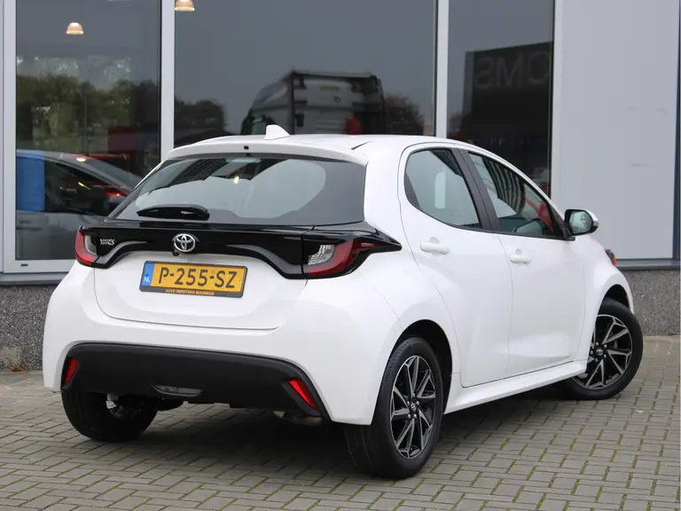 Toyota Yaris 1.0 VVT-i Active Cruise Control, Airco, Lichtmetalen Velgen, Bluetooth, Achteruitrijcamera afbeelding 3