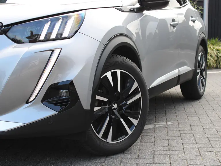 Peugeot 2008 GT Pack 1.2 PureTech 130PK EAT8 Automaat Panoramisch schuifkanteldak, Luxe Alcantara bekleding, Focal Hifi, Trekhaak afbeelding 3