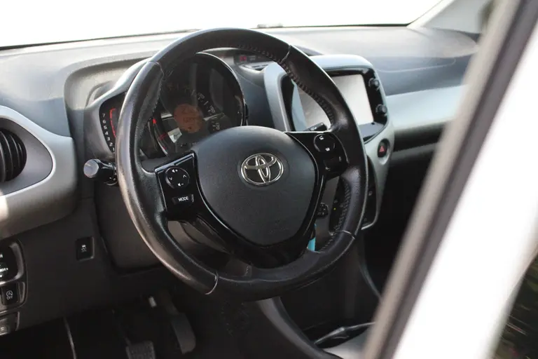 Toyota Aygo 1.0 VVT-i x-play Achteruitrijcamera, Airco, Bluetooth, Elektrische Ramen afbeelding 4