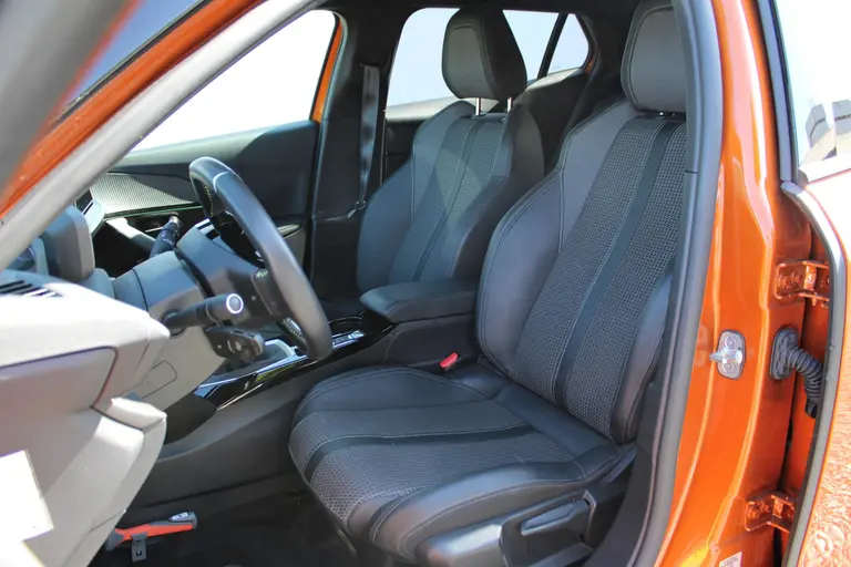 Peugeot 2008 1.2 PureTech GT 130PK Achteruitrijcamera, Navigatie, Cruise Control, Parkeersensoren afbeelding 5
