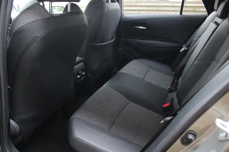 Toyota Corolla Touring Sports 1.8 Hybrid Dynamic Achteruitrijcamera, Stoelverwarming, Cruise Control Adaptief, Draadloze Telefoonlader afbeelding 15