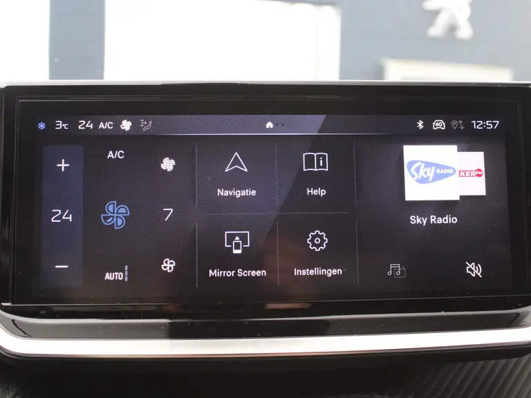 Peugeot 2008 1.2 PureTech 100PK Allure Navigatie, Achteruitrijcamera, Apple Carplay, Android Auto, Parkeersensoren Voor & Achter afbeelding 21