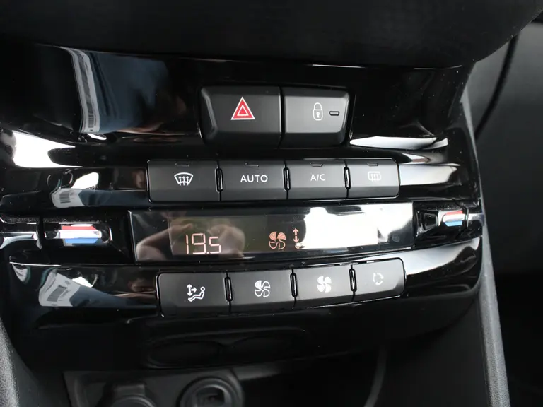 Peugeot 2008 1.2 PureTech Active 110PK Climate Control, Trekhaak, Navigatie afbeelding 23