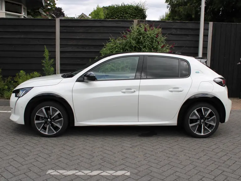 Peugeot e-208 EV GT Pack 50 kWh 136PK Navigatie, Achteruitrijcamera, Panoramadak, Stoelverwarming, Adaptieve Cruise Control afbeelding 6