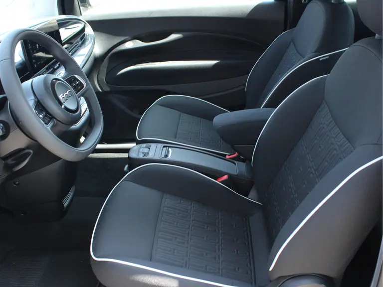 Fiat 500 42 kWh inclusief batterijtest Cruise en Climate Control, Parkeersensoren Voor en Achter, Carplay/Android Auto afbeelding 6