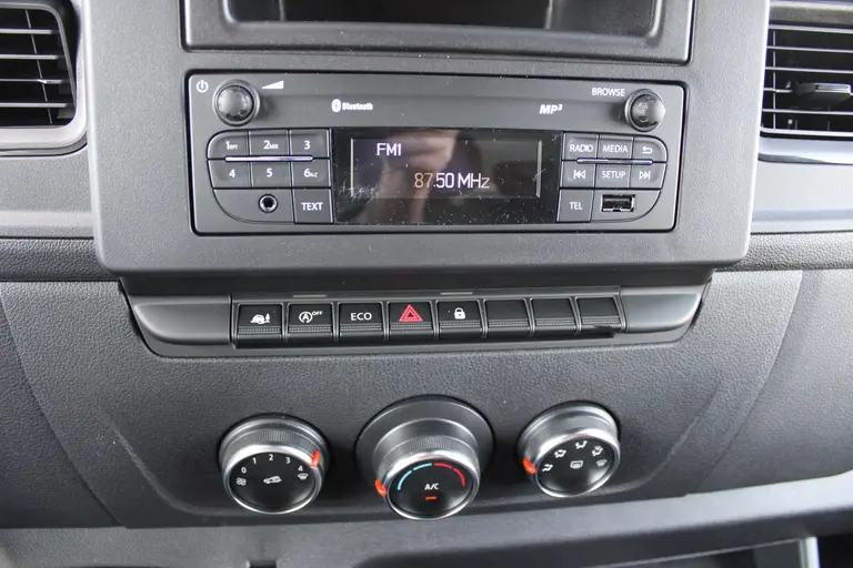 Renault Master Bakwagen + Laadklep T35 2.3 dCi 145PK Achteruitrijcamera, Airconditioning, Audio/BlueTooth, Cruise control, DHollandia Bakopbouw met laadklep, Energy Red By Renault afbeelding 23