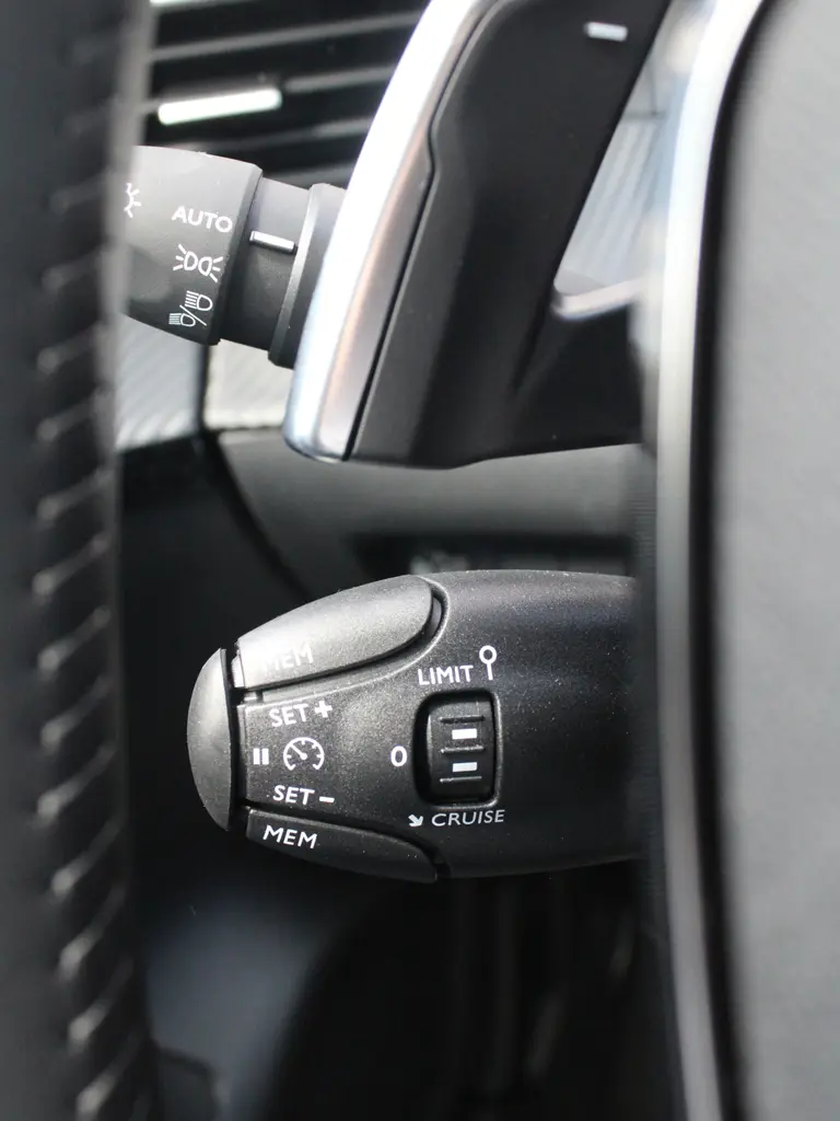 Peugeot 208 1.2 Hybrid 110PK e-DCS6 Allure Navigatie, 360 camera, Lichtmetalen velgen, Parkeerhulp voor & achter, Cruise Control afbeelding 18