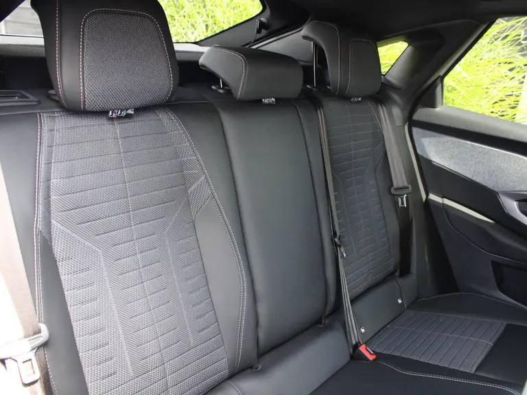 Peugeot 3008 Allure 1.2 Hybrid 145PK e-DCS6 Automaat Navigatie, Achteruitrijcamera, Keyless Entry & Start Stoelverwarming, Apple Carplay, Android Auto afbeelding 12