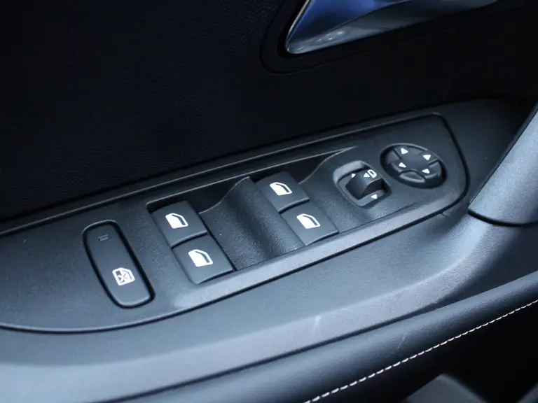 Peugeot 2008 Allure 1.2 Hybrid 145PK e-DCS6 Automaat Navigatie, Camera Voor & Achter, Keyless, Adaptieve Cruise Control afbeelding 17