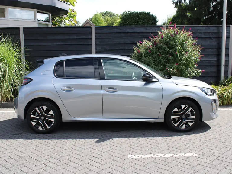 Peugeot 208 Allure 1.2 Hybrid 100PK e-DCS6 Automaat Keyless, Navigatie, Achteruitrijcamera, Stoelverwarming, Adaptieve Cruise Control afbeelding 8