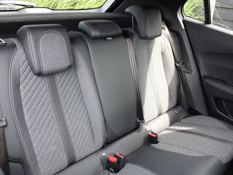 Peugeot e-2008 Allure 54 kWh 156PK Navigatie, Rondomzichtcamera, Adaptieve Cruise Control, Keyless, Stoelverwarming afbeelding 14