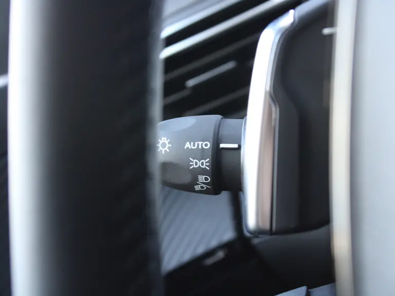 Peugeot 2008 Allure 1.2 Hybrid 145PK e-DCS6 Automaat Navigatie, Camera Voor & Achter, Keyless, Adaptieve Cruise Control afbeelding 21