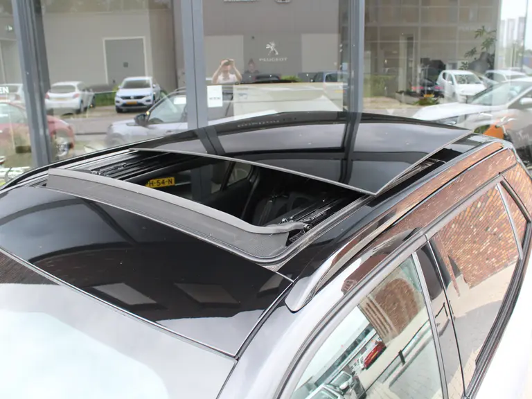 Peugeot 2008 1.2 PureTech 130PK EAT8 GT Pack Camera, Trekhaak, Dode hoekbewaking, Keyless entry afbeelding 3