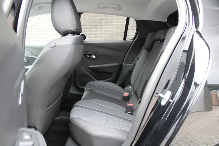Peugeot 208 Allure 1.2 PureTech 100PK Navigatie, Stoelverwarming, Camera achter, Parkeerhulp voor & Achter, Lichtmetalen velgen afbeelding 10
