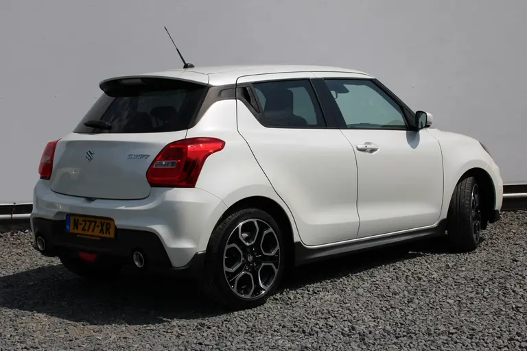 Suzuki Swift 1.4 Sport met Apple Carplay/ Android Auto, Dealer onderhouden, Cruise control en Achteruitrij Camera. afbeelding 3
