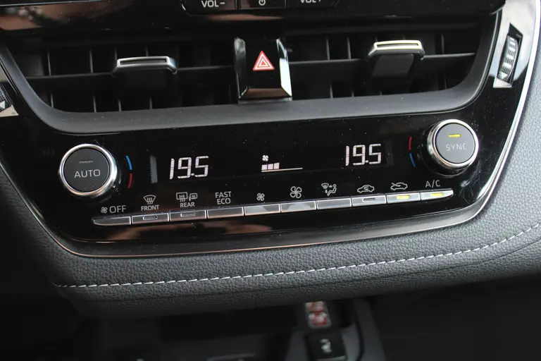 Toyota Corolla 1.8 Hybrid First Edition Automaat Achteruitrijcamera, Parkeersensoren Voor/Achter, Stoelverwarming, Cruise Control Adaptief, Climate Control afbeelding 23