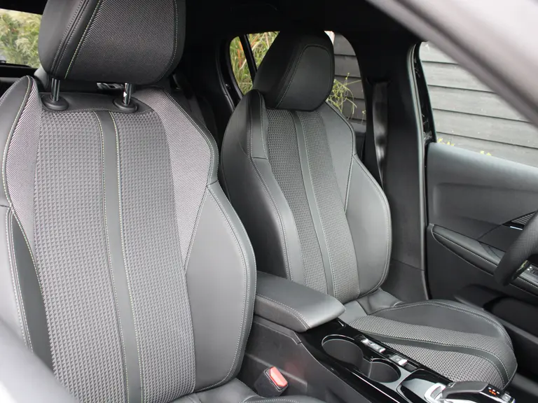 Peugeot 208 GT 1.2 PureTech 100PK EAT8 Automaat Navigatie, Trekhaak Afneembaar, Achteruitrijcamera, Stoelverwarming, Cruise Control, Climate Control afbeelding 17