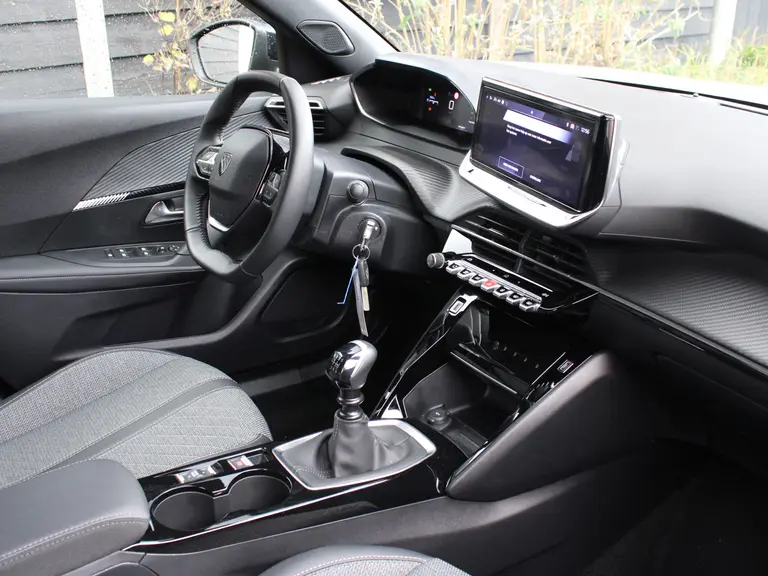 Peugeot 2008 1.2 PureTech 100PK Allure Navigatie, Achteruitrijcamera, Apple Carplay, Android Auto, Parkeersensoren Voor & Achter afbeelding 14