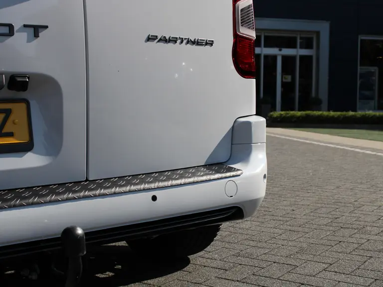 Peugeot Partner 1.5 BlueHDi 130PK EAT8 Automaat L1 White & Black Edition, Navigatie, Airconditioning, Camera Achter + Zijkant, Parkeerhulp voor & achter, Trekhaak afbeelding 12