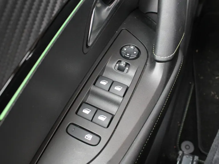 Peugeot 2008 1.2 PureTech 130PK EAT8 GT Pack Camera, Trekhaak, Dode hoekbewaking, Keyless entry afbeelding 17