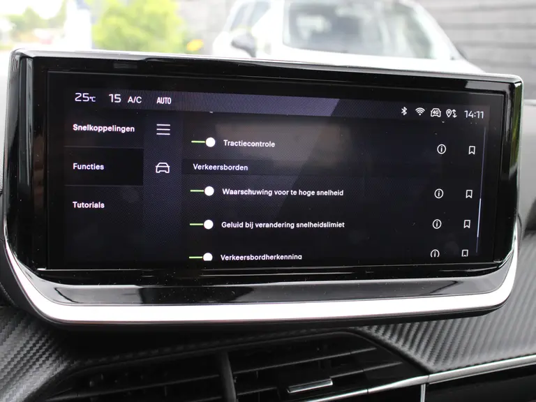 Peugeot 2008 Allure 1.2 PureTech 100PK Navigatie, Camera Achter, parkeerhulp voor en achter, Apple Carplay/Android auto draadloos afbeelding 18
