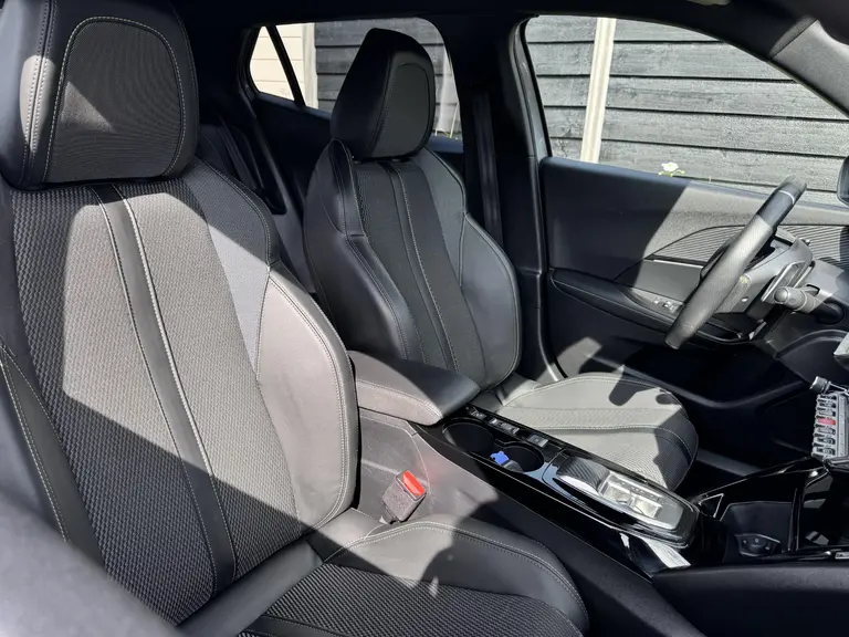 Peugeot 2008 GT 1.2 PureTech 130PK EAT8 Automaat Navigatie, Keyless, Rondomzichtcamera, Adaptieve Cruise Control, Draadloze Telefoonlader afbeelding 15