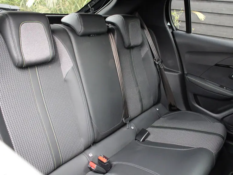 Peugeot 208 GT 1.2 PureTech 100PK EAT8 Automaat Navigatie, Trekhaak Afneembaar, Achteruitrijcamera, Stoelverwarming, Cruise Control, Climate Control afbeelding 15