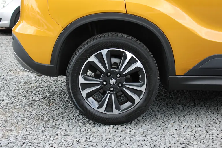 Suzuki Vitara 1.5 Hybrid Style, Automaat, 1e Eig. met All-Seasonbanden, Panoramadak, Navigatie, Parkeersensoren en Dealer onderhouden! afbeelding 4