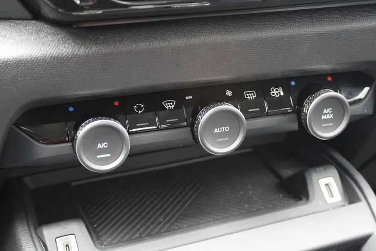 Citroën C4 1.2 Puretech Plus 131pk, Automaat, Navigatie, Keyless Entry/Start, Luxe bekleding, Achteruitrijcamera afbeelding 27