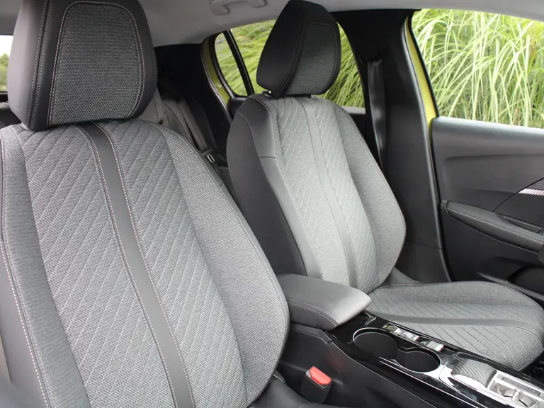 Peugeot 208 Hybrid 100PK e-DCS6 Allure Automaat Navigatie, Parkeerhulp voor & achter, Camera achter, Climate Control afbeelding 23